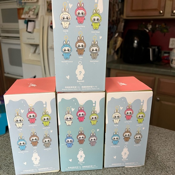 Labubu - Picture 2 of 2